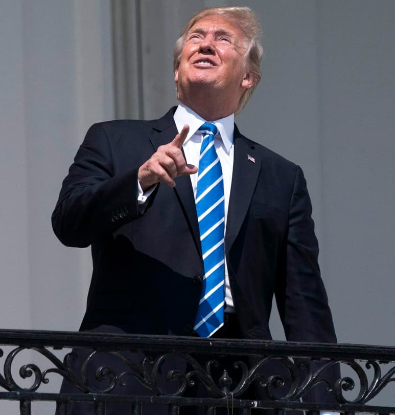 La decisión del magnate de mirar el eclipse sin protección le valió las críticas de numerosos usuarios de Twitter por no seguir las indicaciones y dar ejemplo a la ciudadanía. (EFE)