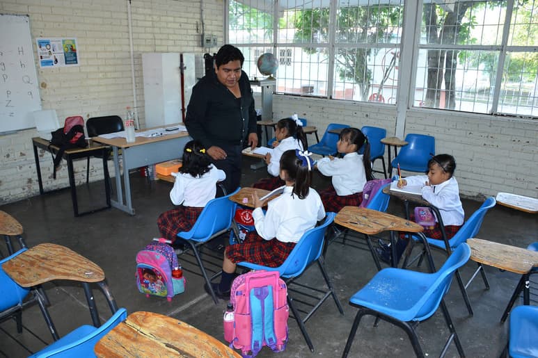 Eclipse. Maestros y maestras cumplieron con el inicio del ciclo escolar, pero gran parte de los padres de familia decidió no enviar a sus hijos e hijas a las escuelas, por el eclipse. (FERNANDO COMPEÁN)
