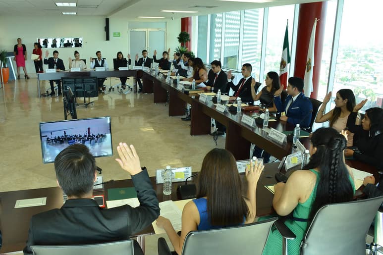 Reconocimientos. Por segundo año se instaló el Cabildo Juvenil. Estudiantes destacados fueron electos para participar. (FERNANDO COMPEÁN)