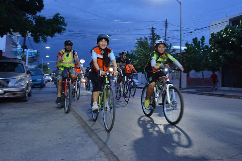 El ambientalista e integrante del colectivo ciclista Ruedas del Desierto, Francisco Valdés Perezgasga, dio a conocer en reunión del Instituto Municipal de Planeación y Competitividad (Implan) las acciones realizadas durante la Intervención de Urbanismo Táctico en un crucero peligroso de Torreón el pasado 25 de agosto. (ARCHIVO)
