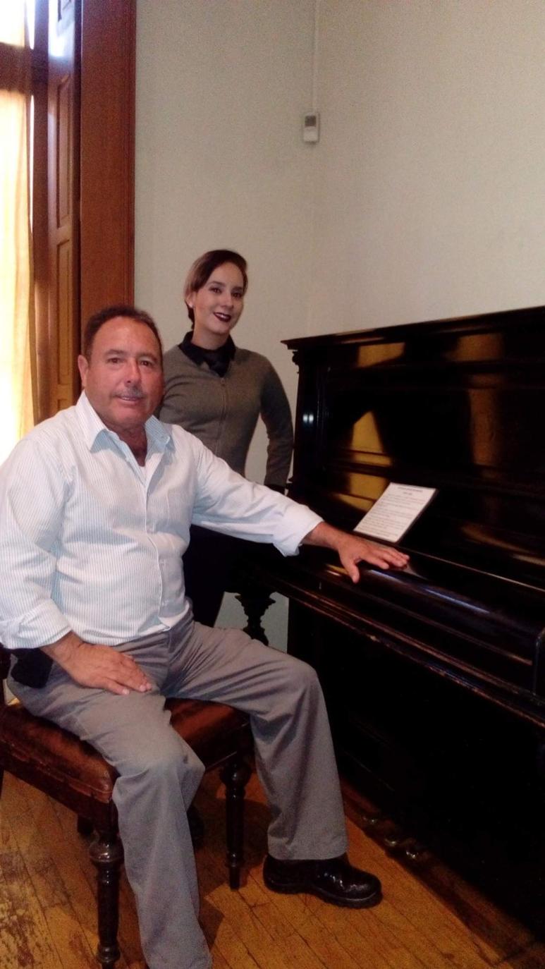 Rutilio inició su trayectoria desde pequeño. Egresó de la Escuela de Música de la Ujed y formó parta de la sección de contrabajos de la Orquesta Sinfónica de la institución. Ha colaborado con el jazzista Pedro Plascencia, en la orquesta de Luis Alcaraz Jr. y con el arreglista peruano Pancho Sáenz. (ESPECIAL)