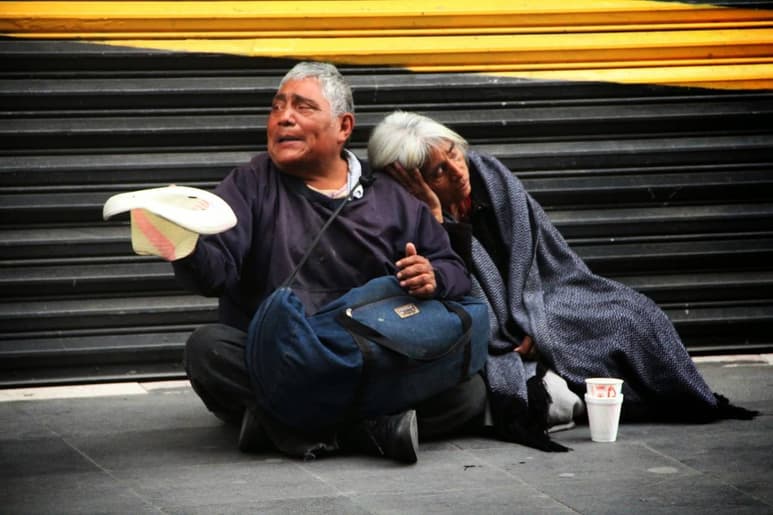 Acciones. Para mantenerse, personas recurren a pedir limosna o robar. (ESPECIAL)