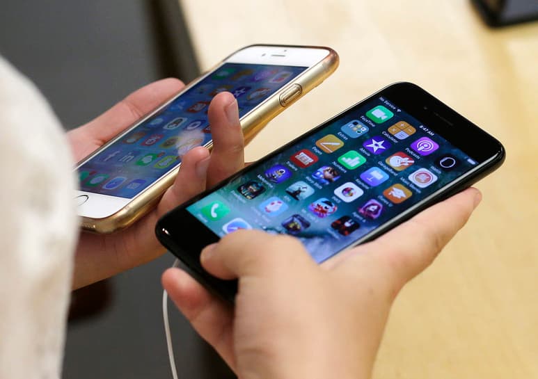 En lugar de un botón de inicio virtual, como se ha especulado, los usuarios podrían arrastrar la barra delgada hasta el centro de la pantalla para abrir el panel de tareas múltiples de iOS 11. (ARCHIVO) 