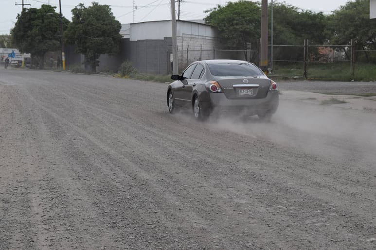 Terracería. Enormes nubes de polvo se levantan con el paso de vehículos, en la Piedras Negras del parque industrial. (EL SIGLO DE TORREÓN)