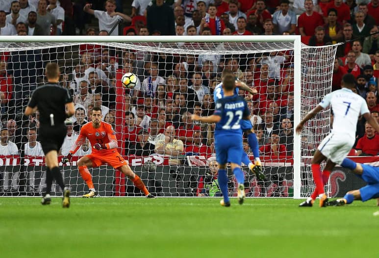 Marcus Rashford (7) anota el segundo gol de Inglaterra en la victoria ante Eslovaquia. (EFE)