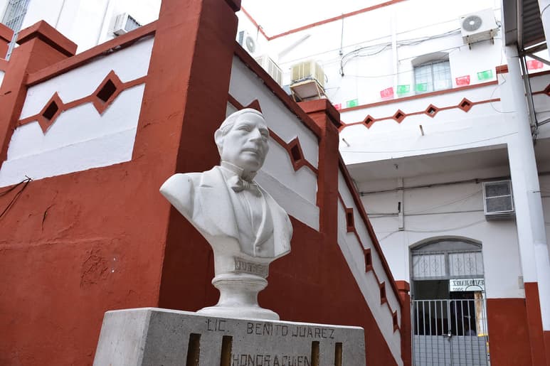Listo. Ya recibió 'una manita' la Escuela Primaria 'Benito Juárez' donde se realizará Sesión Solemne de Cabildo. (FERNANDO COMPEÁN)