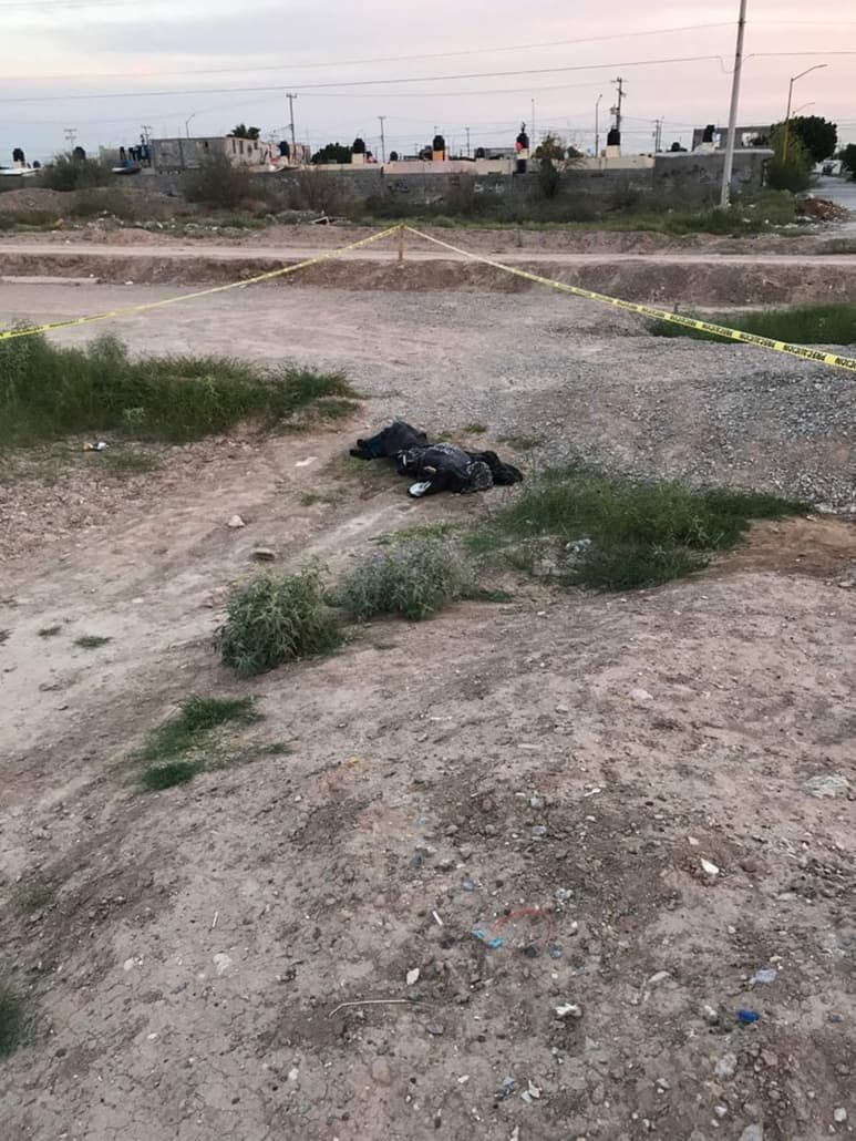 El cuerpo que fue localizado pertenece a un joven no mayor a los 25 años de edad, delgado, con cabello corto y negro, el cual vestía playera roja, pantalón de mezclilla y calcetines negros. (EL SIGLO DE TORREÓN)