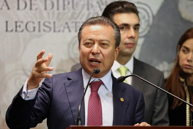 El líder de los diputados del PRI, César Camacho Quiroz (imagen), responsabilizó al PAN, PRD y Movimiento Ciudadano, de la controversia en la Cámara de Diputados por defender a Ricardo Anaya. (ARCHIVO)