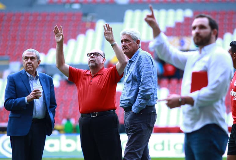 Alejandro Rodríguez, presidente de Tigres, y Gustavo Guzmán, presidente de Atlas, durante el juego de la jornada 8 del Apertura 2017. (Jam Media)