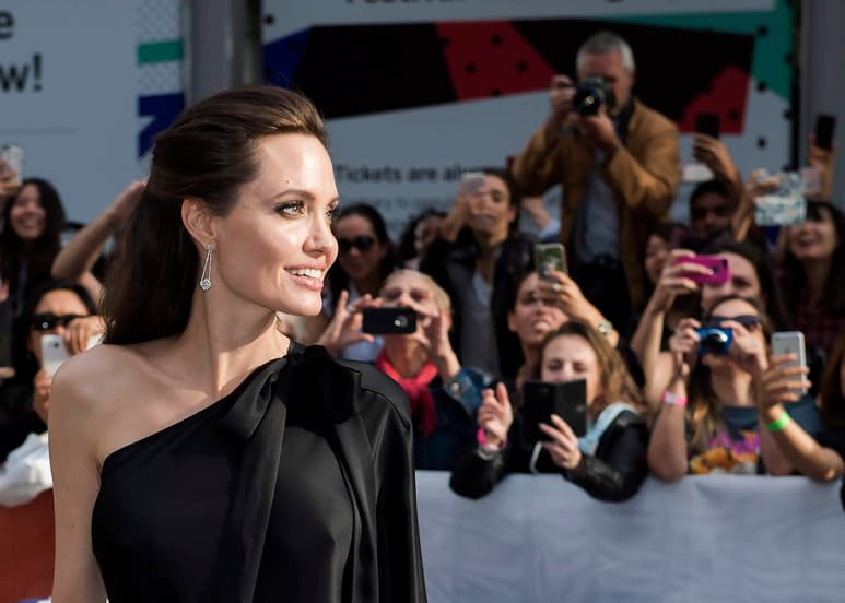 En esta ocasión fue Angelina Jolie a la que le tocó el turno de recordar su pasado.
