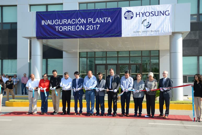 Se realizó de inicio el tradicional corte de listón con los colores de la bandera de Corea del Sur (blanco, azul y rojo). (FERNANDO COMPEÁN)