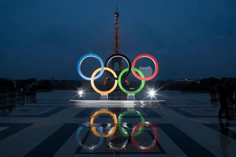 Fotografía de los Aros Olímpicos frente a la Torre Eiffel, para celebrar el anuncio de París como la sede de los Juegos Olímpicos que se celebrarán en el 2024. (EFE)