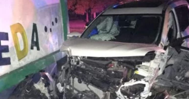 Datos oficiales indican que el vehículo se desplazaba a exceso de velocidad en sentido de sur a norte por el bulevar y después de cruzar el bulevar Francisco Serna, el chofer perdió el control del volante. (ESPECIAL)