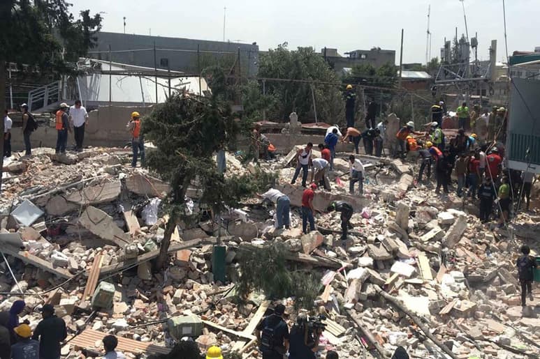 Decenas de personas de la comunidad civil ayudan en las tareas de remoción de escombros en algunos edificios que se derrumbaron tras el sismo de este martes. (EL UNIVERSAL)