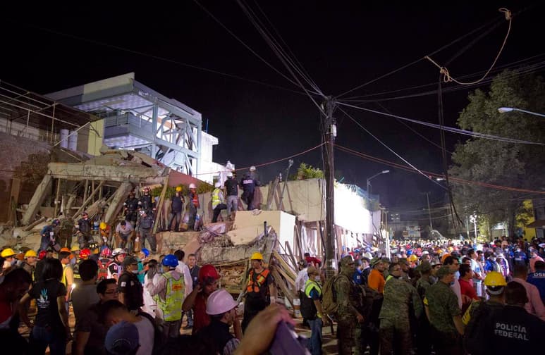 Las tareas de rescate se extendieron a lo largo de la noche en esta escuela del sur de la capital, uno de los cerca de 40 edificios que se derrumbaron en la capital a causa del terremoto de magnitud 7.1 en la escala de Richter. (AP)