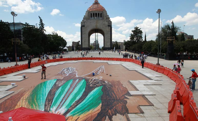 Amor Eterno es una de las tres obras más grandes que Edgar Müller ha realizado con la técnica pictórica llamada 'anaformismo', la cual consiste en jugar con la vista por medio de la perspectiva y la luz. (EFE)