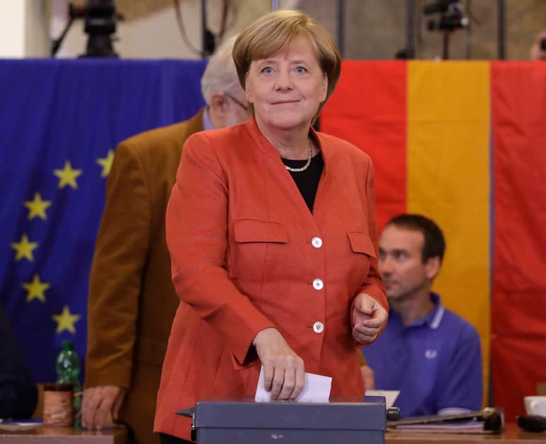 Merkel gana elección con 33.5% y ultraderecha es tercera fuerza, según sondeo. (EFE)
