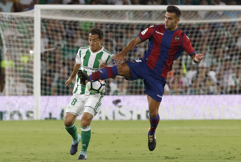 Andrés Guardado (i) jugó los 90 minutos en la goleada del Betis 4-0 sobre Levante. (EFE)