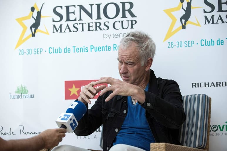 El extenista estadounidense McEnroe durante la entrevista que ofreció por su participación en el torneo de tenis Senior Master Cup que se celebra en el club de Puerto Romano en Marbella. (EFE)