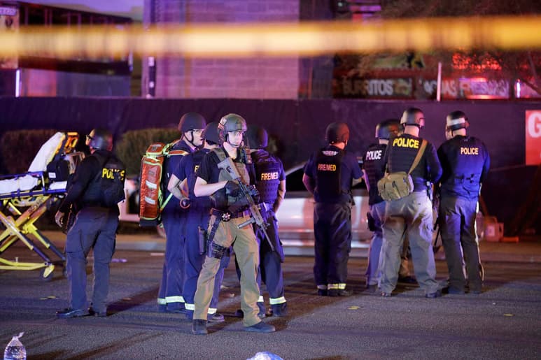 El sujeto disparó contra la multitud desde una habitación del piso 32 del hotel Mandalay Bay y percutió cientos de cartuchos antes de que fuerza abatido por un equipo táctico, dijo esta mañana en rueda de prensa del jefe de la policía del condado Clark, Joseph Lombardo. (AP)