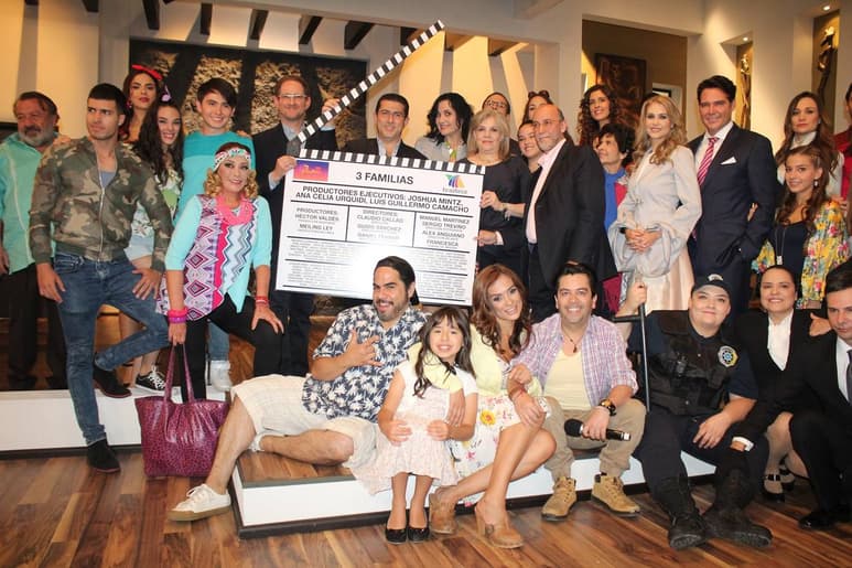 Grabaciones. Todo está listo para el estreno de la teleserie 3 familias que se llevará a cabo el 23 de octubre por Azteca 13, la cual es protagonizada por Ingrid Martz, Sylvia Pasquel y Carlos Espejel.