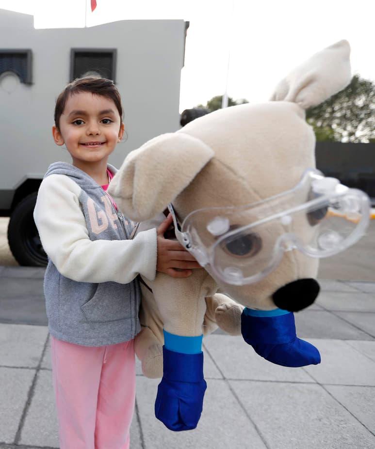 Perrita rescatista. Daniela del Moral, de 5 años, quien elaboró su propio muñeco de Frida, la perrita rescatista. (ARCHIVO)