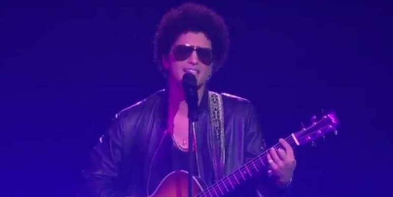 Bruno sorprendió al interpretar su éxito Just The Way Yoy Are en español. (ESPECIAL)