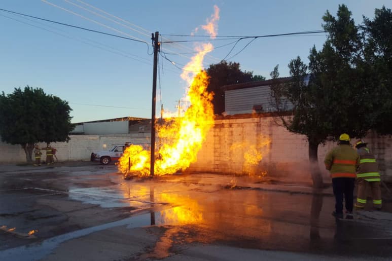 Evacuación. Acumulación de gas natural provoca explosión en la cuarta etapa del Parque Industrial de Gómez Palacio, alrededor de 400 empleados fueron evacuados de las empresas.