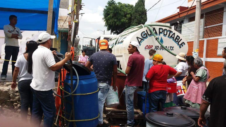 En crisis. La desesperación ha hecho que personas de algunas colonias en Iztapalapa han tomado pipas para exigir más agua de la que ya habían distribuido. (ELIA BALTAZAR/ EL SIGLO DE TORREÓN)