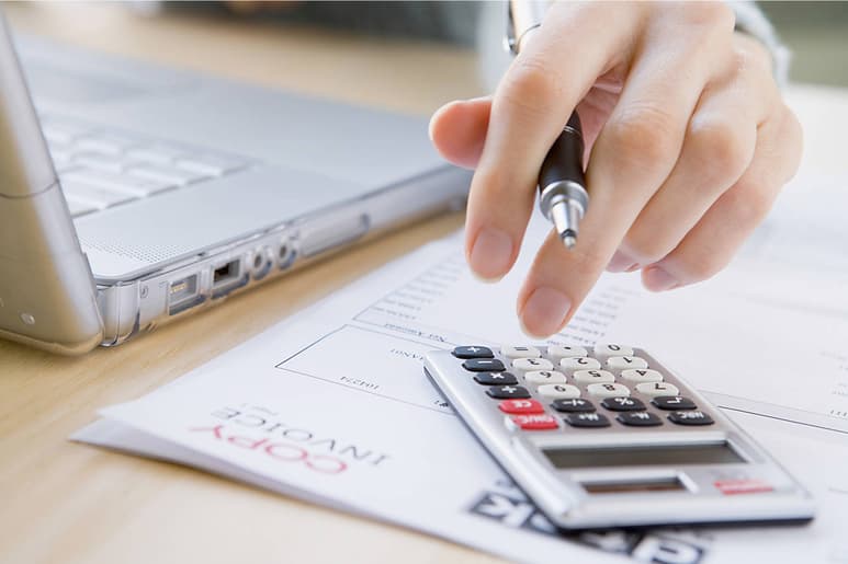 Impuesto. Eliminar el ISR para quienes ganen menos de 10 mil pesos es una medida positiva para estimular la economía, señala. (ARCHIVO)