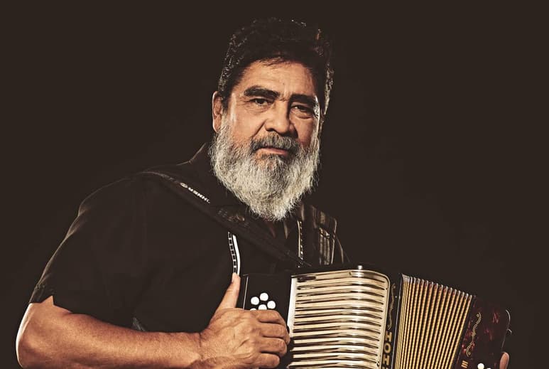 Celso Piña se presentará el viernes en Gómez Palacio como parte del Festival Revueltas 2017. (ESPECIAL)
