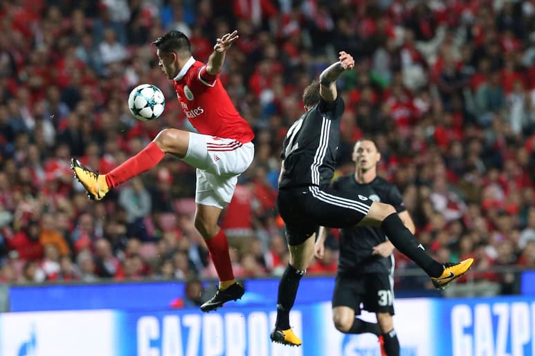 Raúl Jiménez (i) jugó todo el partido, pero no tuvo muchas oportunidades en la derrota del Benfica 1-0 ante Manchester United. Benfica pierde por error de su arquero