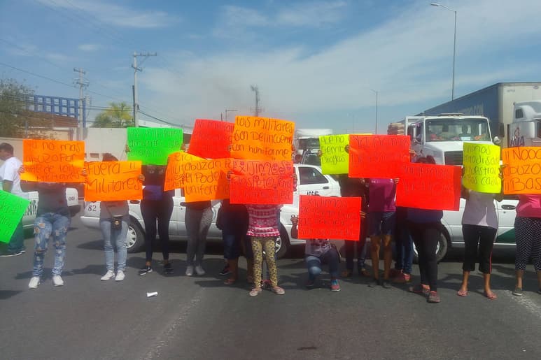 Manifestación. Por más de seis horas tomaron el periférico de Lerdo, frente a la Vicefiscalía. (EL SIGLO DE TORREÓN)