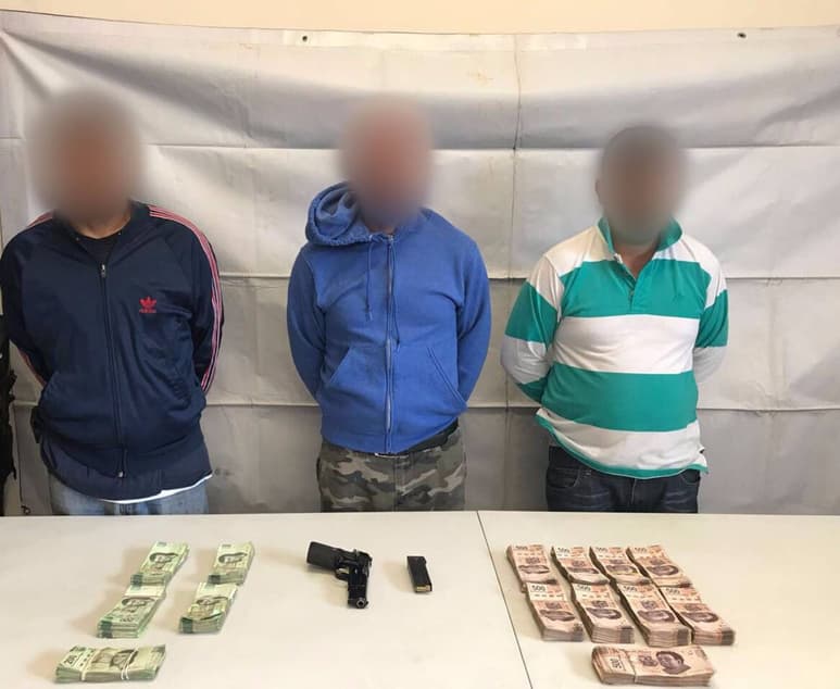 Detenidos. Se les aseguró una pipa con combustible, dinero y un arma de fuego.
