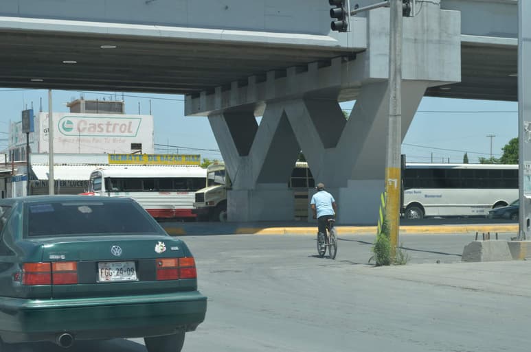 El titular de Tribunales de Justicia Municipal Eliseo Cabrales Saldaña dijo que es preocupante la circulación de ciclistas por vialidades en sentido contrario, que se cruzan sin precaución los cruceros y aun con el semáforo en rojo. (ARCHIVO)