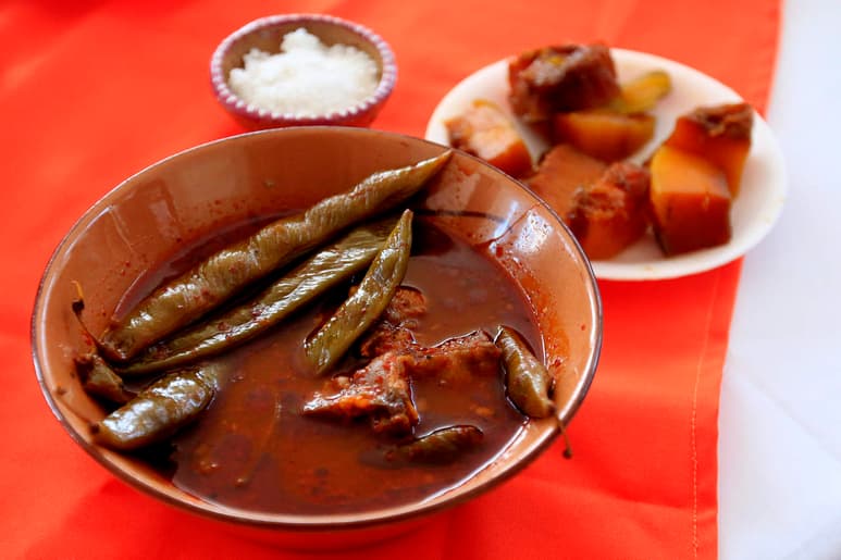 Un platillo de temporada que consiste en huesos de chivo en caldo de chile guajillo y huajes. (ARCHIVO)