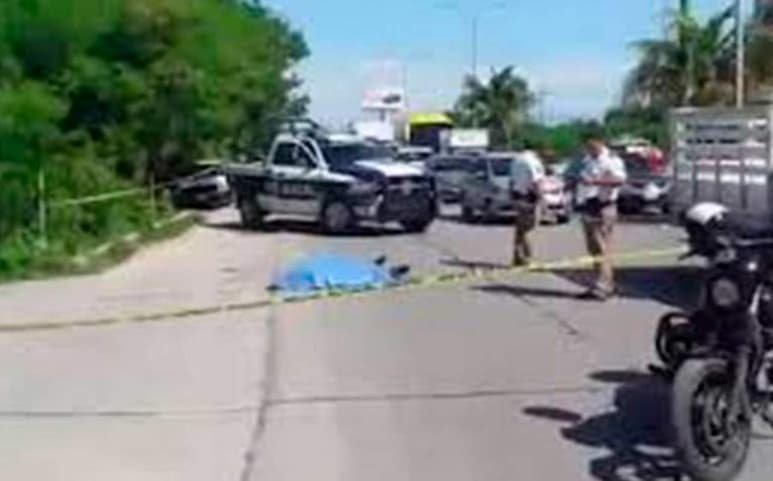 Según los taxistas, al ver que el operador de taxi arribaba al lugar en donde fue requerido, fue detectado por choferes ubicados en un sitio de taxis, cercano al lugar. Le marcaron el alto y en lugar de frenar, los embistió. (ESPECIAL)