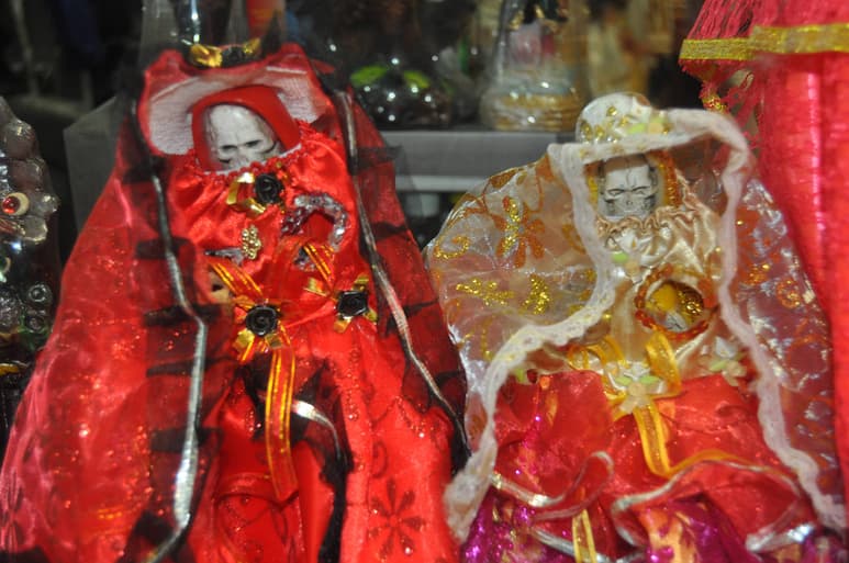 Fiesta. Este dos de noviembre muchas personas celebran a la Santa Muerte; en el mercado Juárez es muy solicitada. (GUADALUPE MIRANDA)