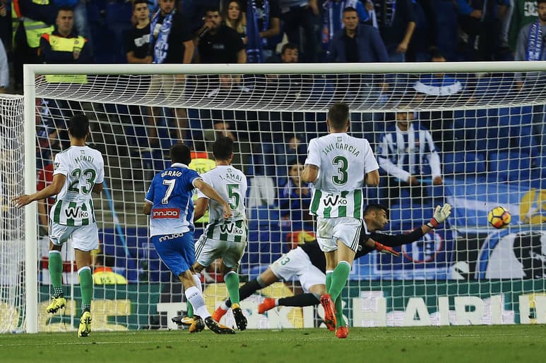 El delantero del CD Espanyol, Gerard Moreno (2i), tras golpear el balón y batir al guardamenta del Betis. (EFE)