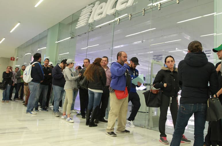 Compras. El precio del iphone X no frenó a los compradores que se dieron cita en los distribuidores para adquirirlo.