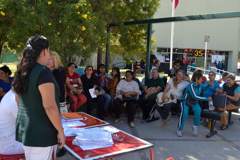 Prevención. Mujeres esperan su turno en las Jornadas de Salud del IMSS para practicarse una mastografía. (EDITH GONZÁLEZ)