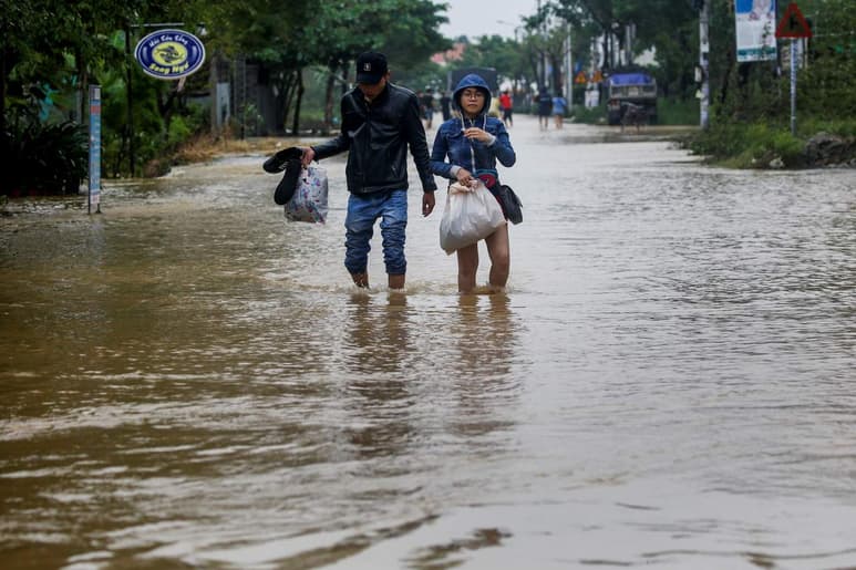 Las víctimas fatales murieron cuando sus casas colapsaron, se los llevaron corrientes de agua o se ahogaron cuando sus embarcaciones volcaron. (EFE)