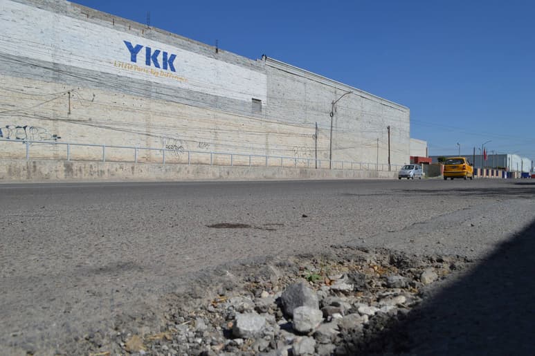 En mal estado. Los baches son comunes en todas las vialidades en la zona, no se le ha dado arreglo al pavimento del sector desde hace varios años. (ROBERTO ITURRIAGA)