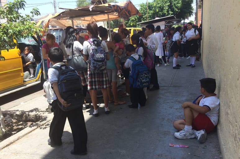 Riesgos. También al exterior de los planteles educativos se oferta la comida chatarra. Las papas fritas son de las más vendidas.