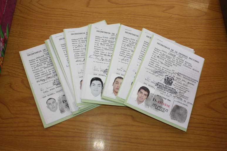 Entrega. Los jóvenes deben acudir sábados y domingos de diciembre para que recojan su cartilla militar.