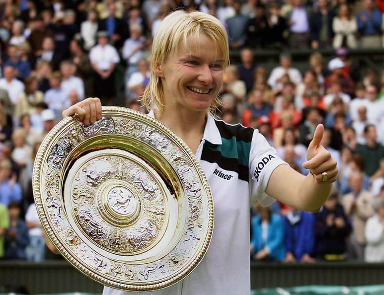 La checa Jana Novotna posa con el trofeo tras vencer a la francesa Nathalie Tauziat en la final de Wimbledon en 1998. Muere extenista checa por cáncer