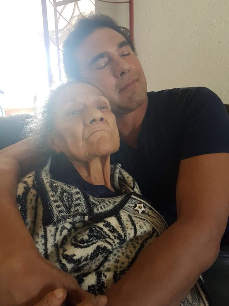 el actor mexicano estuvo a punto de sufrir la pérdida de su mamá, Doña María Eugenia Yáñez, debido a los malos cuidados. (AGENCIA MÉXICO)