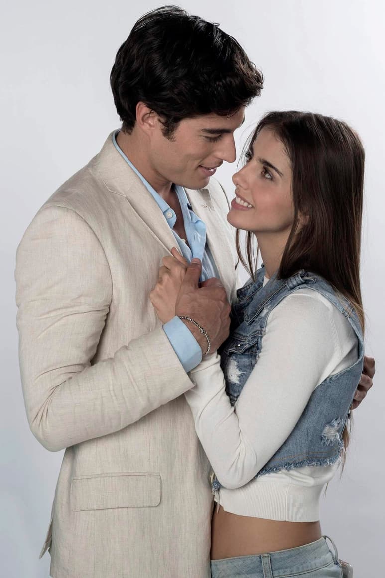 Michelle Renaud y Danilo Carrera serán una de las parejas protagónicas de la telenovela Hijas de la luna. (ESPECIAL)