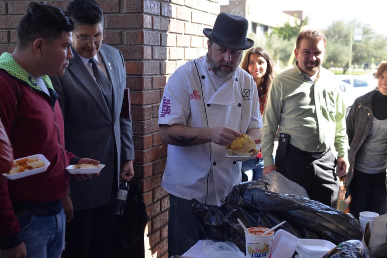 Señaló que la gastronomía lagunera enfrenta el mismo problema que la de Nuevo León, que es complicado impulsarla, por lo que se debe buscar innovar, jugar con los ingredientes, probar nuevas recetas, etc. (ERNESTO RAMÍREZ)
