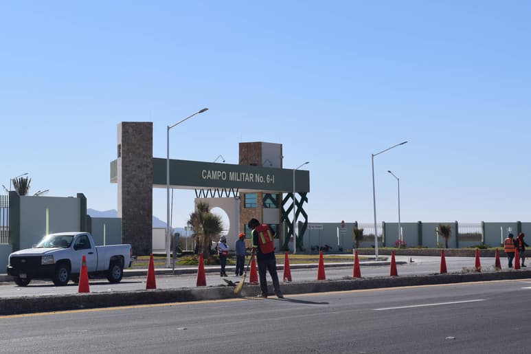 Detalles. Ayer se observó un buen número de trabajadores y personal de Sedena terminando algunos detalles para inauguración. (EL SIGLO DE TORREÓN/MARY VÁZQUEZ)